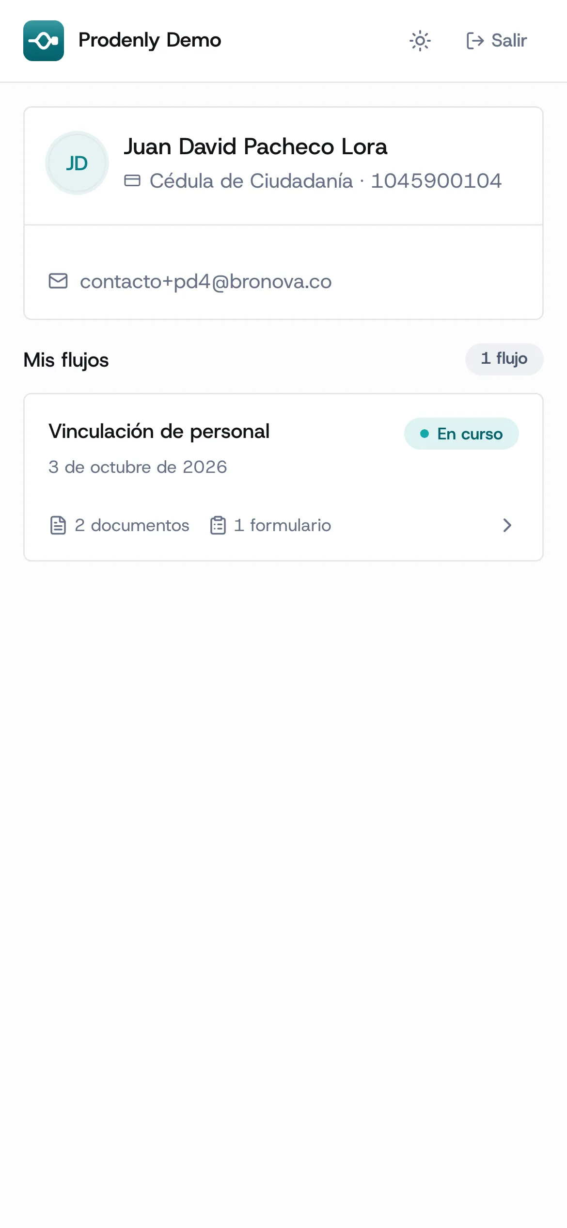 Portal de Prodenly en un celular: una persona ve en qué van sus trámites y qué documentos tiene listos.